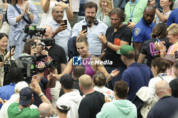 2024-09-08 - Aryna Sabalenka of Belarus celebrates winning the women's final against Jessica Pegula of USA with her staff in the stands during day 13 of the 2024 US Open, Grand Slam tennis tournament on 7 September 2024 at USTA Billie Jean King National Tennis Center in New York, United States - TENNIS - US OPEN 2024 - 07/09 - INTERNATIONALS - TENNIS