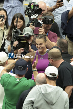 2024-09-08 - Aryna Sabalenka of Belarus celebrates winning the women's final against Jessica Pegula of USA with her staff in the stands during day 13 of the 2024 US Open, Grand Slam tennis tournament on 7 September 2024 at USTA Billie Jean King National Tennis Center in New York, United States - TENNIS - US OPEN 2024 - 07/09 - INTERNATIONALS - TENNIS