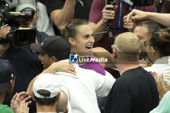 2024-09-08 - Aryna Sabalenka of Belarus celebrates winning the women's final against Jessica Pegula of USA with her staff in the stands during day 13 of the 2024 US Open, Grand Slam tennis tournament on 7 September 2024 at USTA Billie Jean King National Tennis Center in New York, United States - TENNIS - US OPEN 2024 - 07/09 - INTERNATIONALS - TENNIS