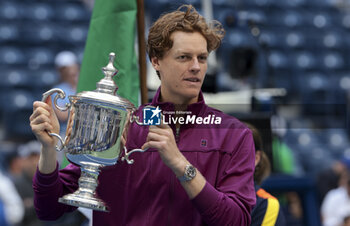 2024-09-08 - Jannik Sinner of Italy celebrates winning the men's final against Taylor Fritz of USA during the trophy ceremony on day 14 of the 2024 US Open, Grand Slam tennis tournament on September 8, 2024 at USTA Billie Jean King National Tennis Center in Flushing Meadows, Queens, New York, United States - TENNIS - US OPEN 2024 - 08/09 - INTERNATIONALS - TENNIS