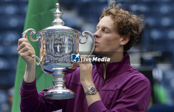 2024-09-08 - Jannik Sinner of Italy celebrates winning the men's final against Taylor Fritz of USA during the trophy ceremony on day 14 of the 2024 US Open, Grand Slam tennis tournament on September 8, 2024 at USTA Billie Jean King National Tennis Center in Flushing Meadows, Queens, New York, United States - TENNIS - US OPEN 2024 - 08/09 - INTERNATIONALS - TENNIS