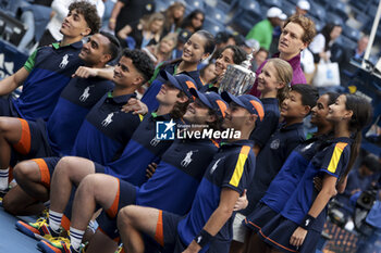 2024-09-08 - Jannik Sinner of Italy celebrates winning - with ball boys and ball girls - the men's final against Taylor Fritz of USA during the trophy ceremony on day 14 of the 2024 US Open, Grand Slam tennis tournament on September 8, 2024 at USTA Billie Jean King National Tennis Center in Flushing Meadows, Queens, New York, United States - TENNIS - US OPEN 2024 - 08/09 - INTERNATIONALS - TENNIS