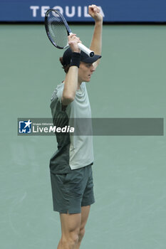 2024-09-08 - Jannik Sinner of Italy celebrates winning the men's final against Taylor Fritz of USA on day 14 of the 2024 US Open, Grand Slam tennis tournament on September 8, 2024 at USTA Billie Jean King National Tennis Center in Flushing Meadows, Queens, New York, United States - TENNIS - US OPEN 2024 - 08/09 - INTERNATIONALS - TENNIS