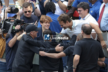 2024-09-08 - Jannik Sinner of Italy celebrates with his staff after winning the men's final against Taylor Fritz of USA on day 14 of the 2024 US Open, Grand Slam tennis tournament on September 8, 2024 at USTA Billie Jean King National Tennis Center in Flushing Meadows, Queens, New York, United States - TENNIS - US OPEN 2024 - 08/09 - INTERNATIONALS - TENNIS