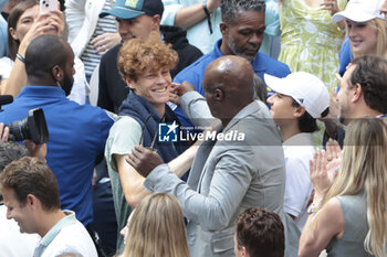 2024-09-08 - Jannik Sinner of Italy celebrates with Seal after winning the men's final against Taylor Fritz of USA on day 14 of the 2024 US Open, Grand Slam tennis tournament on September 8, 2024 at USTA Billie Jean King National Tennis Center in Flushing Meadows, Queens, New York, United States - TENNIS - US OPEN 2024 - 08/09 - INTERNATIONALS - TENNIS