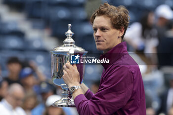 2024-09-08 - Jannik Sinner of Italy celebrates winning the men's final against Taylor Fritz of USA during the trophy ceremony on day 14 of the 2024 US Open, Grand Slam tennis tournament on September 8, 2024 at USTA Billie Jean King National Tennis Center in Flushing Meadows, Queens, New York, United States - TENNIS - US OPEN 2024 - 08/09 - INTERNATIONALS - TENNIS