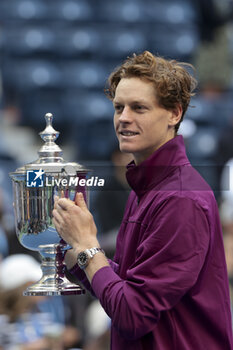 2024-09-08 - Jannik Sinner of Italy celebrates winning the men's final against Taylor Fritz of USA during the trophy ceremony on day 14 of the 2024 US Open, Grand Slam tennis tournament on September 8, 2024 at USTA Billie Jean King National Tennis Center in Flushing Meadows, Queens, New York, United States - TENNIS - US OPEN 2024 - 08/09 - INTERNATIONALS - TENNIS