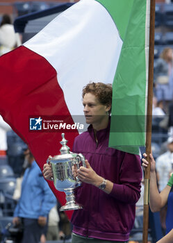 2024-09-08 - Jannik Sinner of Italy celebrates winning the men's final against Taylor Fritz of USA during the trophy ceremony on day 14 of the 2024 US Open, Grand Slam tennis tournament on September 8, 2024 at USTA Billie Jean King National Tennis Center in Flushing Meadows, Queens, New York, United States - TENNIS - US OPEN 2024 - 08/09 - INTERNATIONALS - TENNIS