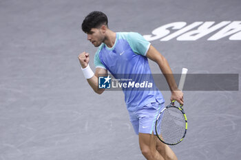 2024-10-29 - Carlos Alcaraz of Spain celebrates his first round victory during day 2 of the Rolex Paris Masters 2024, an ATP Masters 1000 tennis tournament on 29 October 2024 at Accor Arena in Paris, France - TENNIS - ROLEX PARIS MASTERS 2024 - INTERNATIONALS - TENNIS