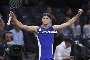 31/10/2024 - Alexander Zverev of Germany celebrates his third round victory during day 4 of the Rolex Paris Masters 2024, an ATP Masters 1000 tennis tournament on October 31, 2024 at Accor Arena in Paris, France - TENNIS - ROLEX PARIS MASTERS 2024 - INTERNAZIONALI - TENNIS