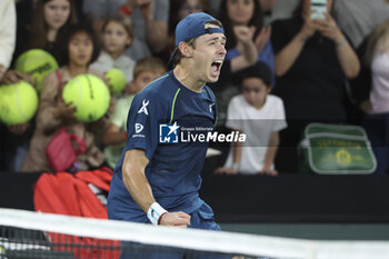 31/10/2024 - Alex De Minaur of Australia celebrates his third round victory during day 4 of the Rolex Paris Masters 2024, an ATP Masters 1000 tennis tournament on October 31, 2024 at Accor Arena in Paris, France - TENNIS - ROLEX PARIS MASTERS 2024 - INTERNAZIONALI - TENNIS