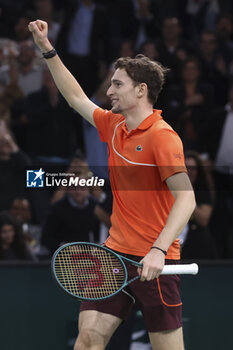 31/10/2024 - Ugo Humbert of France celebrates his third round victory against Carlos Alcaraz of Spain during day 4 of the Rolex Paris Masters 2024, an ATP Masters 1000 tennis tournament on October 31, 2024 at Accor Arena in Paris, France - TENNIS - ROLEX PARIS MASTERS 2024 - INTERNAZIONALI - TENNIS