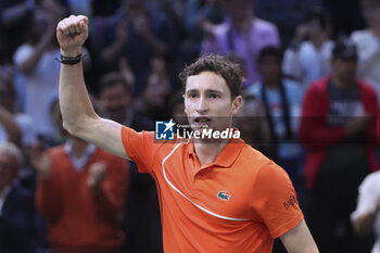 31/10/2024 - Ugo Humbert of France celebrates his third round victory against Carlos Alcaraz of Spain during day 4 of the Rolex Paris Masters 2024, an ATP Masters 1000 tennis tournament on October 31, 2024 at Accor Arena in Paris, France - TENNIS - ROLEX PARIS MASTERS 2024 - INTERNAZIONALI - TENNIS