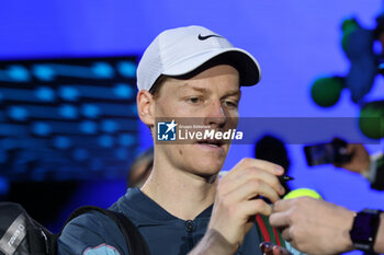 2024-11-10 - Jannik Sinner (Italy) signed the autograph for a fan - 2024 ATP NITTO FINALS - SINNER VS DE MINAUR - INTERNATIONALS - TENNIS