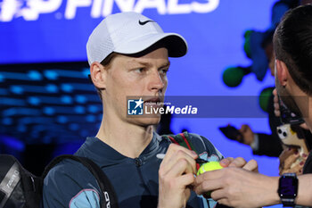 2024-11-10 - Jannik Sinner (Italy) sign the autograph for the fans - 2024 ATP NITTO FINALS - SINNER VS DE MINAUR - INTERNATIONALS - TENNIS