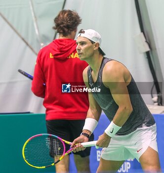 2024-11-17 - November 16, 2024 (Malaga) This was the second day of training for Rafa Nadal on the track in Malaga: all ready for his farewell to the Davis Cup. The tennis legend started preparations for the duel against the Netherlands under the watchful eye of David Ferrer and Carlos Moya. Cordon Press - DAVIS CUP - CARLOS ALCARAZ - TRAINING - INTERNATIONALS - TENNIS