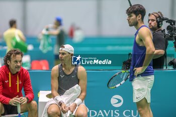 2024-11-17 - November 16, 2024 (Malaga) This was the second day of training for Rafa Nadal on the track in Malaga: all ready for his farewell to the Davis Cup. The tennis legend started preparations for the duel against the Netherlands under the watchful eye of David Ferrer and Carlos Moya. Cordon Press - DAVIS CUP - CARLOS ALCARAZ - TRAINING - INTERNATIONALS - TENNIS