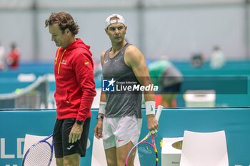 2024-11-17 - November 16, 2024 (Malaga) This was the second day of training for Rafa Nadal on the track in Malaga: all ready for his farewell to the Davis Cup. The tennis legend started preparations for the duel against the Netherlands under the watchful eye of David Ferrer and Carlos Moya. Cordon Press - DAVIS CUP - CARLOS ALCARAZ - TRAINING - INTERNATIONALS - TENNIS