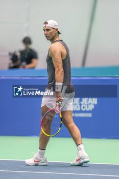 2024-11-17 - November 16, 2024 (Malaga) This was the second day of training for Rafa Nadal on the track in Malaga: all ready for his farewell to the Davis Cup. The tennis legend started preparations for the duel against the Netherlands under the watchful eye of David Ferrer and Carlos Moya. Cordon Press - DAVIS CUP - CARLOS ALCARAZ - TRAINING - INTERNATIONALS - TENNIS