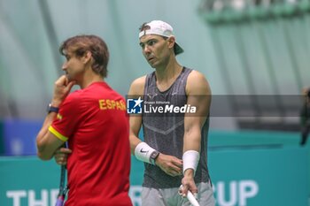 2024-11-17 - November 16, 2024 (Malaga) This was the second day of training for Rafa Nadal on the track in Malaga: all ready for his farewell to the Davis Cup. The tennis legend started preparations for the duel against the Netherlands under the watchful eye of David Ferrer and Carlos Moya. Cordon Press - DAVIS CUP - CARLOS ALCARAZ - TRAINING - INTERNATIONALS - TENNIS