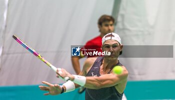 2024-11-17 - November 16, 2024 (Malaga) This was the second day of training for Rafa Nadal on the track in Malaga: all ready for his farewell to the Davis Cup. The tennis legend started preparations for the duel against the Netherlands under the watchful eye of David Ferrer and Carlos Moya. Cordon Press - DAVIS CUP - CARLOS ALCARAZ - TRAINING - INTERNATIONALS - TENNIS