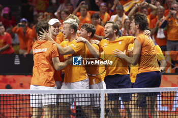 2024-11-20 - Wesley Koolhof and Botic Van De Zandschulp of Netherlands and teammates celebrate the tie victory after winning their doubles during the 2024 Davis Cup Finals quarter-final tennis tie between Netherlands and Spain at Palacio de Deportes Jose Maria Martin Carpena on 19 November 2024 in Malaga, Spain - TENNIS - DAVIS CUP 2024 - 1/4 - NETHERLANDS V SPAIN - INTERNATIONALS - TENNIS