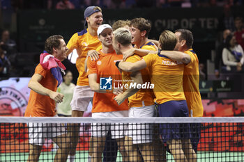 2024-11-20 - Wesley Koolhof and Botic Van De Zandschulp of Netherlands and teammates celebrate the tie victory after winning their doubles during the 2024 Davis Cup Finals quarter-final tennis tie between Netherlands and Spain at Palacio de Deportes Jose Maria Martin Carpena on 19 November 2024 in Malaga, Spain - TENNIS - DAVIS CUP 2024 - 1/4 - NETHERLANDS V SPAIN - INTERNATIONALS - TENNIS