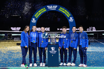 2024-11-20 - Team Italy pose for photo with the trophy as BJKC champions after winning against Slovakia during the Billie Jean King Cup BJKC 2024 tennis Final match between Slovakia and Italy on 20 November 2024 in Malaga, Spain - TENNIS - BILLIE JEAN KING CUP 2024 - FINAL - INTERNATIONALS - TENNIS