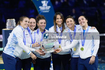 2024-11-20 - Team Italy pose for photo with the trophy as BJKC champions after winning against Slovakia during the Billie Jean King Cup BJKC 2024 tennis Final match between Slovakia and Italy on 20 November 2024 in Malaga, Spain - TENNIS - BILLIE JEAN KING CUP 2024 - FINAL - INTERNATIONALS - TENNIS