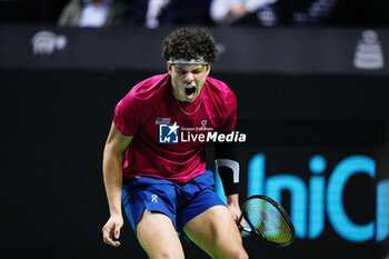 2024-11-21 - Ben Shelton of USA in action against Thanasi Kokkinakis of Australia during the Davis Cup 2024, quarter-final tennis event between United States and Australia on 21 November 2024 in Malaga, Spain - TENNIS - DAVIS CUP 2024 - 1/4 - USA V AUSTRALIA - INTERNATIONALS - TENNIS