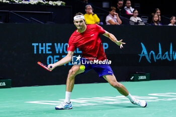 2024-11-21 - Taylor Fritz of USA in action against Alex de Minaur of Australia during the Davis Cup 2024, quarter-final tennis event between United States and Australia on 21 November 2024 in Malaga, Spain - TENNIS - DAVIS CUP 2024 - 1/4 - USA V AUSTRALIA - INTERNATIONALS - TENNIS