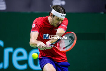 2024-11-21 - Taylor Fritz of USA in action against Alex de Minaur of Australia during the Davis Cup 2024, quarter-final tennis event between United States and Australia on 21 November 2024 in Malaga, Spain - TENNIS - DAVIS CUP 2024 - 1/4 - USA V AUSTRALIA - INTERNATIONALS - TENNIS