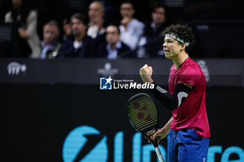 2024-11-21 - Ben Shelton of USA in action against Thanasi Kokkinakis of Australia during the Davis Cup 2024, quarter-final tennis event between United States and Australia on 21 November 2024 in Malaga, Spain - TENNIS - DAVIS CUP 2024 - 1/4 - USA V AUSTRALIA - INTERNATIONALS - TENNIS