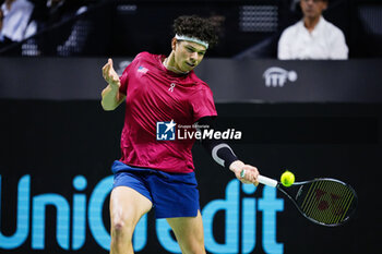 2024-11-21 - Ben Shelton of USA in action against Thanasi Kokkinakis of Australia during the Davis Cup 2024, quarter-final tennis event between United States and Australia on 21 November 2024 in Malaga, Spain - TENNIS - DAVIS CUP 2024 - 1/4 - USA V AUSTRALIA - INTERNATIONALS - TENNIS