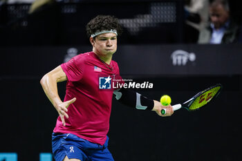 2024-11-21 - Ben Shelton of USA in action against Thanasi Kokkinakis of Australia during the Davis Cup 2024, quarter-final tennis event between United States and Australia on 21 November 2024 in Malaga, Spain - TENNIS - DAVIS CUP 2024 - 1/4 - USA V AUSTRALIA - INTERNATIONALS - TENNIS