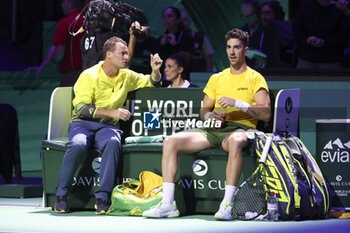 2024-11-21 - Thanasi Kokkinakis of Australia and Captain Lleyton Hewitt (left) during the 2024 Davis Cup Finals quarter-final tennis tie between United States (USA) and Australia at Palacio de Deportes Jose Maria Martin Carpena on November 21, 2024 in Malaga, Spain - TENNIS - DAVIS CUP 2024 - 1/4 - USA V AUSTRALIA - INTERNATIONALS - TENNIS