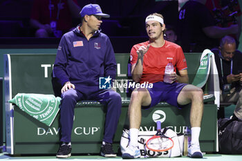 2024-11-21 - USA Davis Cup Captain Bob Bryan, Taylor Fritz of USA during the 2024 Davis Cup Finals quarter-final tennis tie between United States (USA) and Australia at Palacio de Deportes Jose Maria Martin Carpena on November 21, 2024 in Malaga, Spain - TENNIS - DAVIS CUP 2024 - 1/4 - USA V AUSTRALIA - INTERNATIONALS - TENNIS