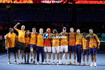 2024-11-22 - Team Netherlands celebrates after winning during the Davis Cup 2024, Semi-Finals tennis event between Germany and Netherlands on November 22, 2024 at Martin Carpena Pavilion in Malaga, Spain - TENNIS - DAVIS CUP 2024 - 1/2 - GERMANY V NETHERLANDS - INTERNATIONALS - TENNIS