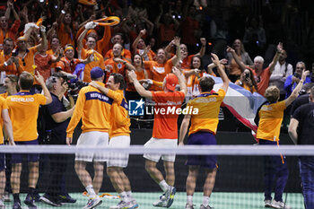 2024-11-22 - Team Netherlands celebrates after winning during the Davis Cup 2024, Semi-Finals tennis event between Germany and Netherlands on November 22, 2024 at Martin Carpena Pavilion in Malaga, Spain - TENNIS - DAVIS CUP 2024 - 1/2 - GERMANY V NETHERLANDS - INTERNATIONALS - TENNIS