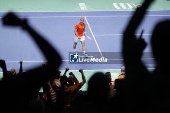 2024-11-22 - Tallon Griekspoor of Netherlands in action against Jan-Lennard Struff of Germany during the Davis Cup 2024, Semi-Finals tennis event between Germany and Netherlands on November 22, 2024 at Martin Carpena Pavilion in Malaga, Spain - TENNIS - DAVIS CUP 2024 - 1/2 - GERMANY V NETHERLANDS - INTERNATIONALS - TENNIS