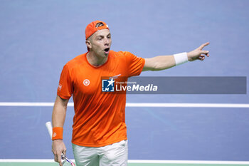 2024-11-22 - Tallon Griekspoor of Netherlands in action against Jan-Lennard Struff of Germany during the Davis Cup 2024, Semi-Finals tennis event between Germany and Netherlands on November 22, 2024 at Martin Carpena Pavilion in Malaga, Spain - TENNIS - DAVIS CUP 2024 - 1/2 - GERMANY V NETHERLANDS - INTERNATIONALS - TENNIS