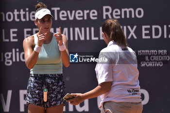 2024-07-03 - Maria Mateas (USA) discussing with chair umpire BMW Roma Cup W35 Rome ITF Women's Tennis Tournament – 16 Round - ITF W35 BMW ROMA OPEN - NATIONALS - TENNIS