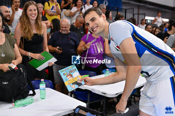 2024-07-16 - Simone Giannelli of Italy with his book - TEST MATCH - ITALY VS ARGENTINA - FRIENDLY MATCH - VOLLEYBALL