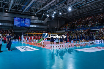 2024-07-09 - Italy team during the National anthem - WOMEN'S TEST MATCH - ITALY VS SERBIA - FRIENDLY MATCH - VOLLEYBALL