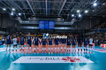 2024-07-09 - Italy team during the National anthem - WOMEN'S TEST MATCH - ITALY VS SERBIA - FRIENDLY MATCH - VOLLEYBALL