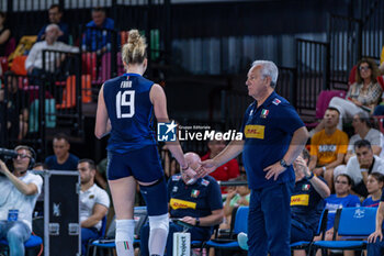 2024-07-09 - Julio Velasco (Italy head coach) and Sarah Fahr (Italy) - WOMEN'S TEST MATCH - ITALY VS SERBIA - FRIENDLY MATCH - VOLLEYBALL