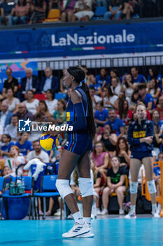 2024-07-09 - Paola Egonu (Italy) at service - WOMEN'S TEST MATCH - ITALY VS SERBIA - FRIENDLY MATCH - VOLLEYBALL