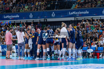 2024-07-09 - Julio Velasco (Italy head coach) calls a time out - WOMEN'S TEST MATCH - ITALY VS SERBIA - FRIENDLY MATCH - VOLLEYBALL