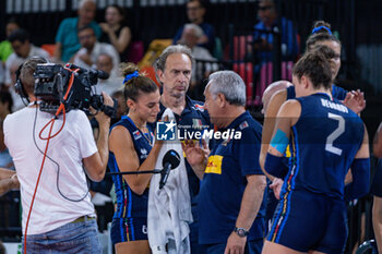 2024-07-09 - Julio Velasco (Italy head coach) and Alessia Orro (Italy) during a time out - WOMEN'S TEST MATCH - ITALY VS SERBIA - FRIENDLY MATCH - VOLLEYBALL