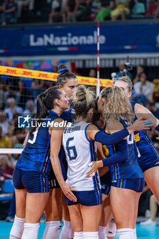 2024-07-09 - Italy team score a point - WOMEN'S TEST MATCH - ITALY VS SERBIA - FRIENDLY MATCH - VOLLEYBALL